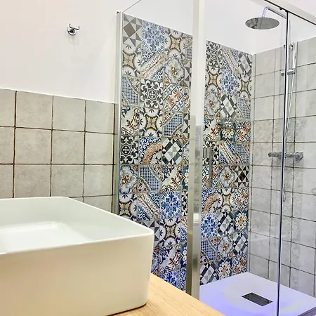 Centre - With Private Balcony Or Terrace דירה *