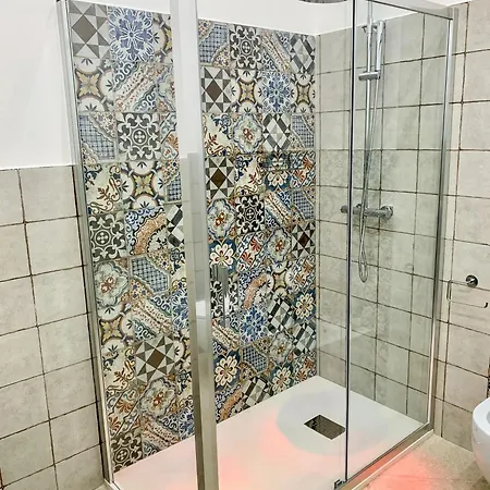 Centre - With Private Balcony Or Terrace דירה