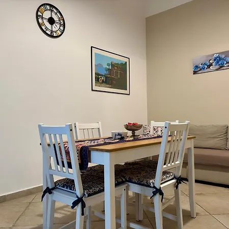 Centre - With Private Balcony Or Terrace דירה *