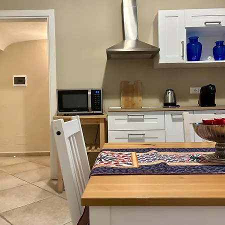 Apartment Balcony & Terrace Near Attractions *