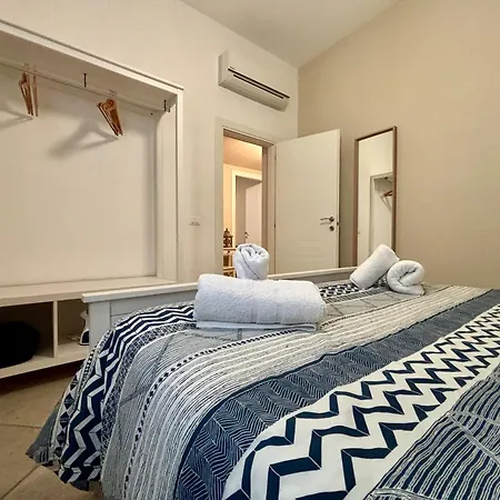 Centre - With Private Balcony Or Terrace דירה *