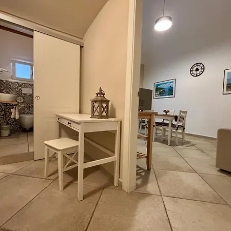 Centre - With Private Balcony Or Terrace דירה *