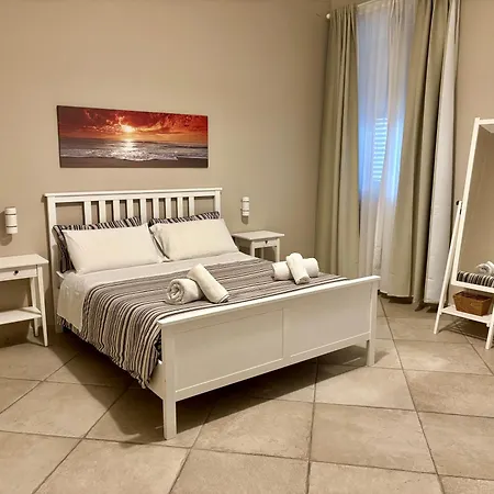 Apartment Balcony & Terrace Near Attractions *